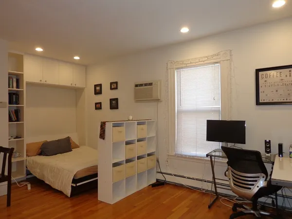 $2,550 | 17 Centre Street, Unit 2R, Cambridge, MA 02138