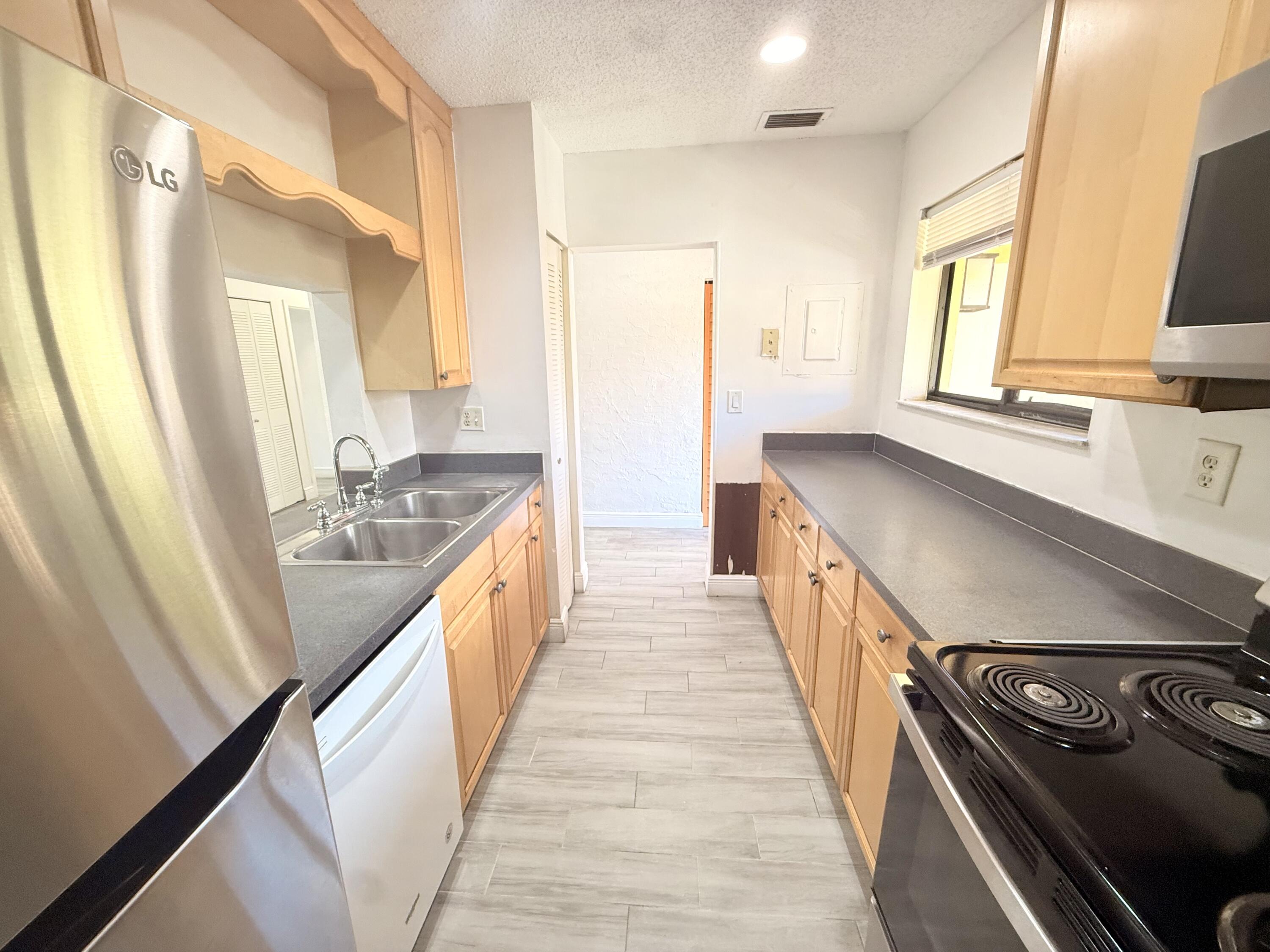 906 Southwest 9th St Circle, Unit 204 Boca Raton, FL 33486 - Photo 20 of 39 IMG_9426