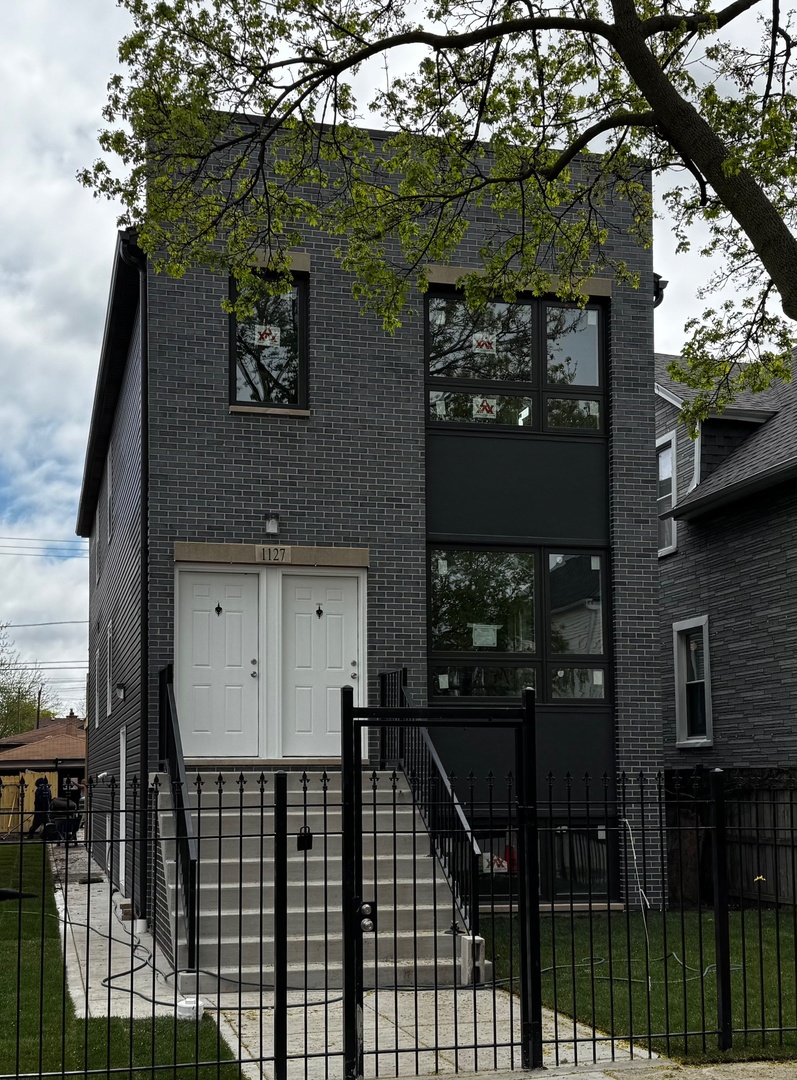 653 North Spaulding Avenue Chicago, IL 60624 - Photo 2 of 20