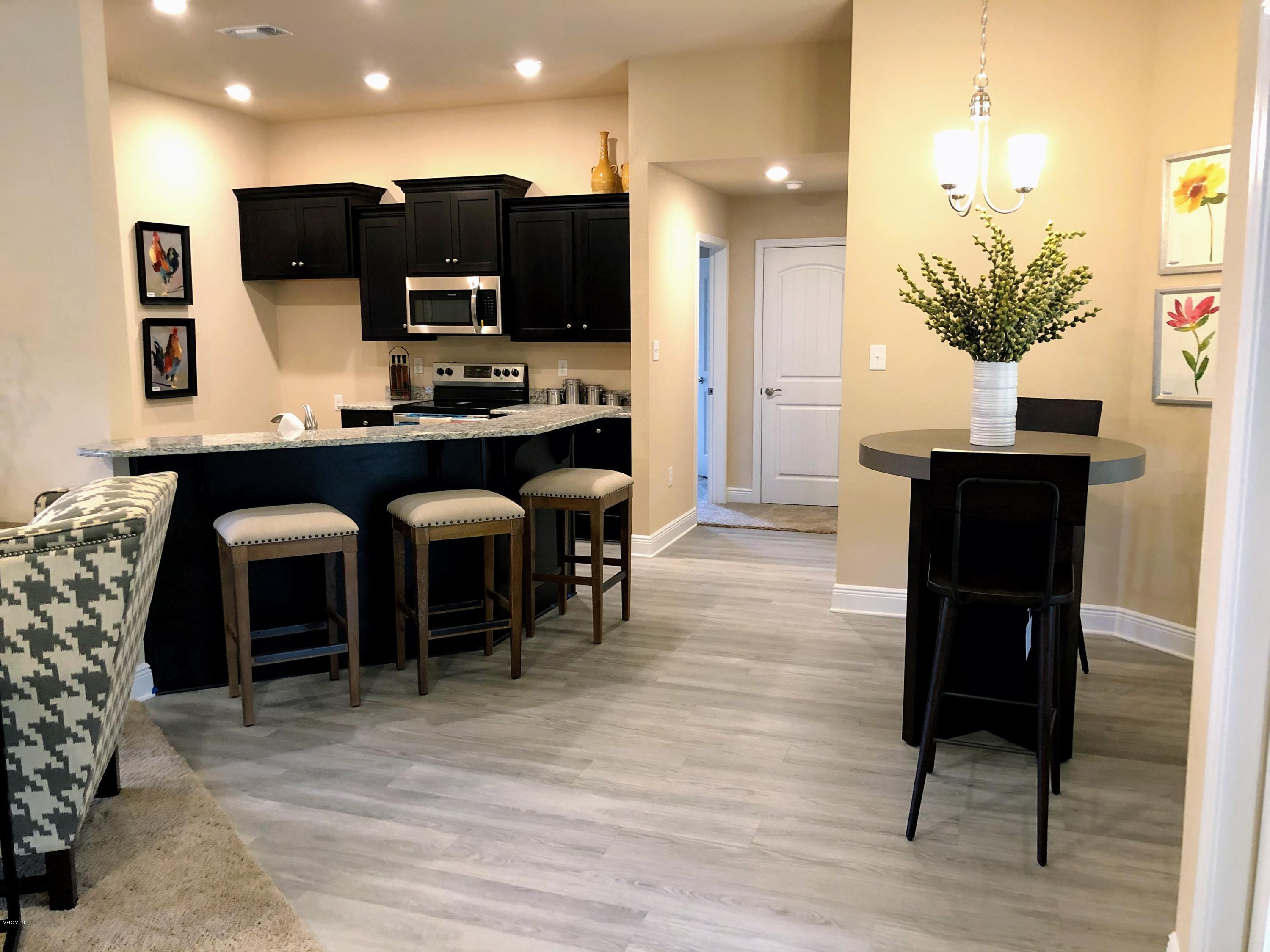 6263 Roxanne Way Biloxi, MS 39532 - Photo 14 of 29 Breakfast nook