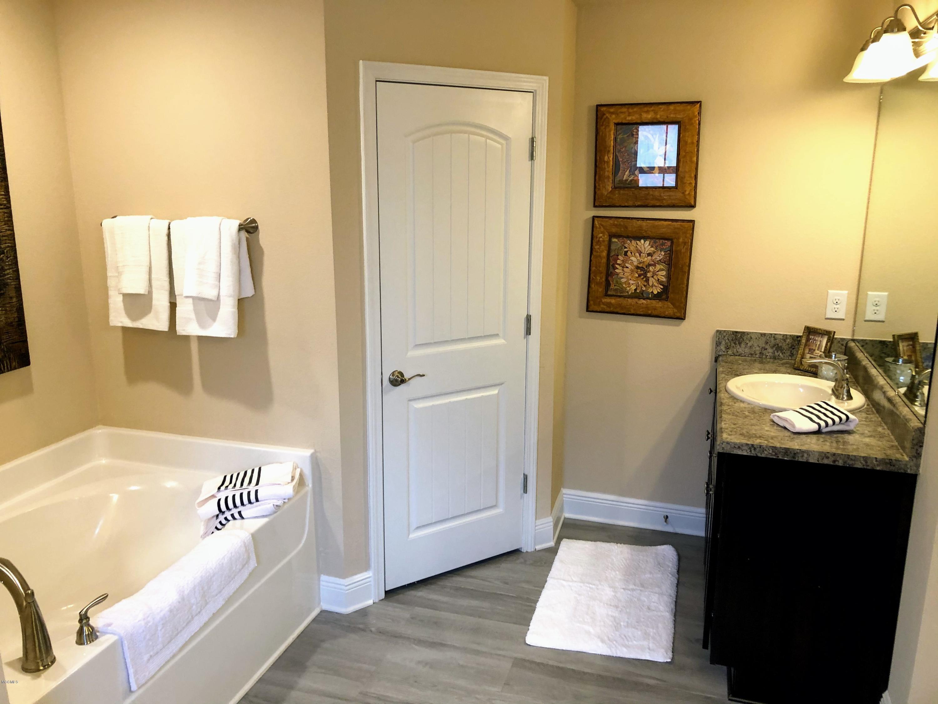 6263 Roxanne Way Biloxi, MS 39532 - Photo 19 of 29 Master Bath
