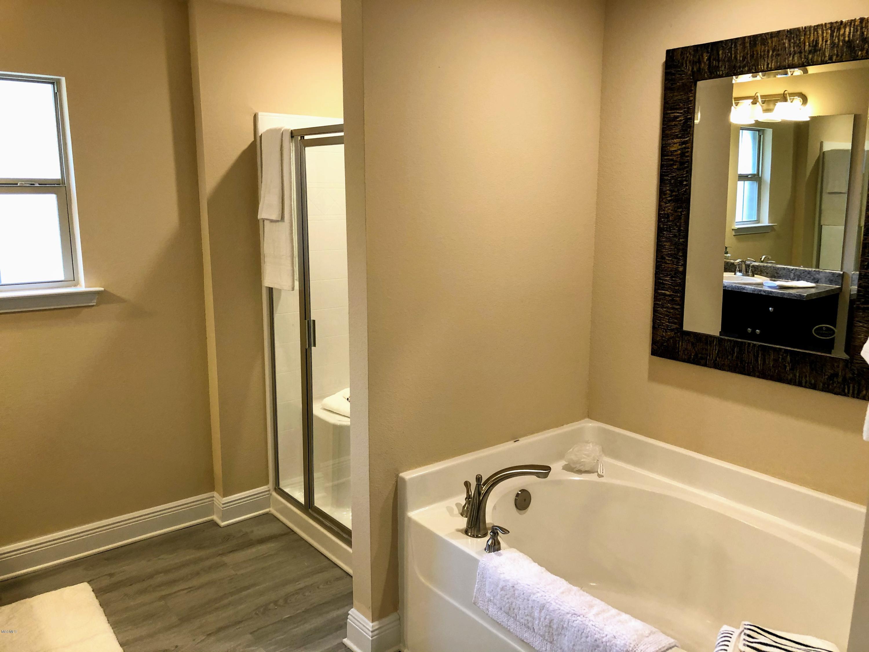 6263 Roxanne Way Biloxi, MS 39532 - Photo 20 of 29 Master Bath