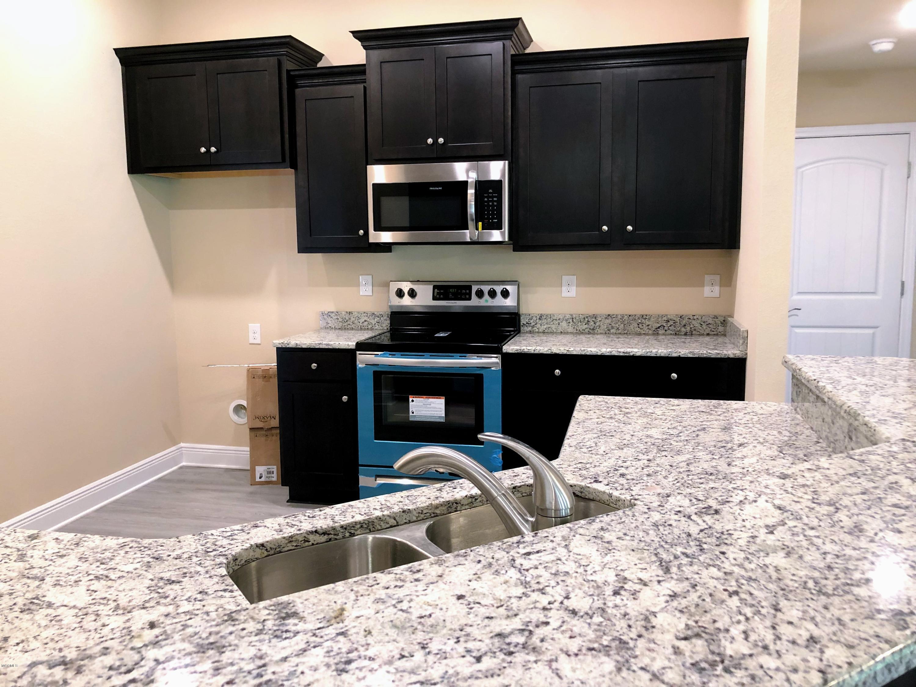 6263 Roxanne Way Biloxi, MS 39532 - Photo 4 of 29 Kitchen