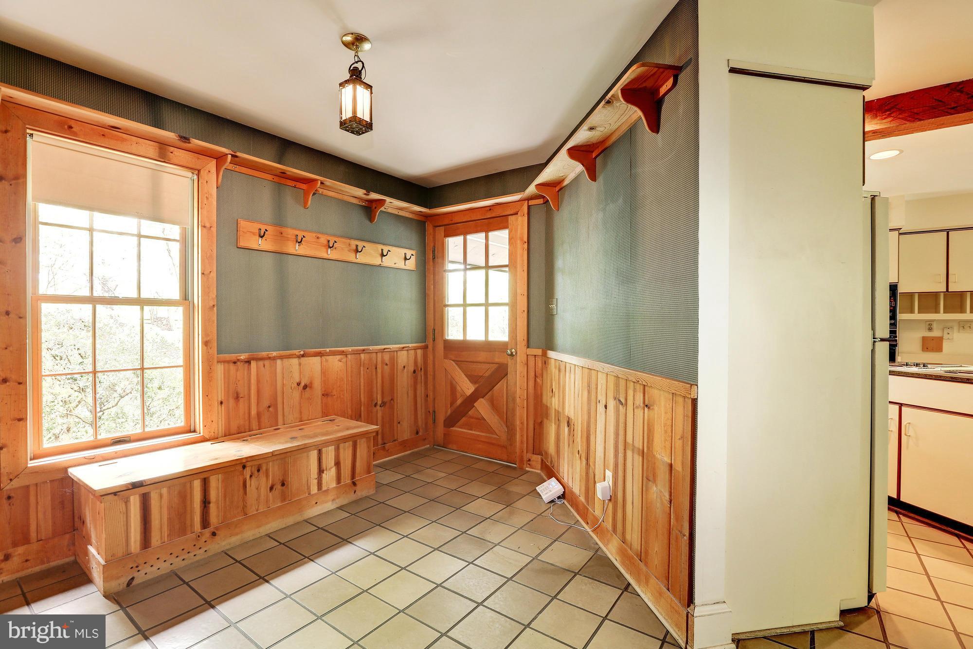 14410 Seneca Road Darnestown, MD 20874 - Photo 11 of 25 Mudroom