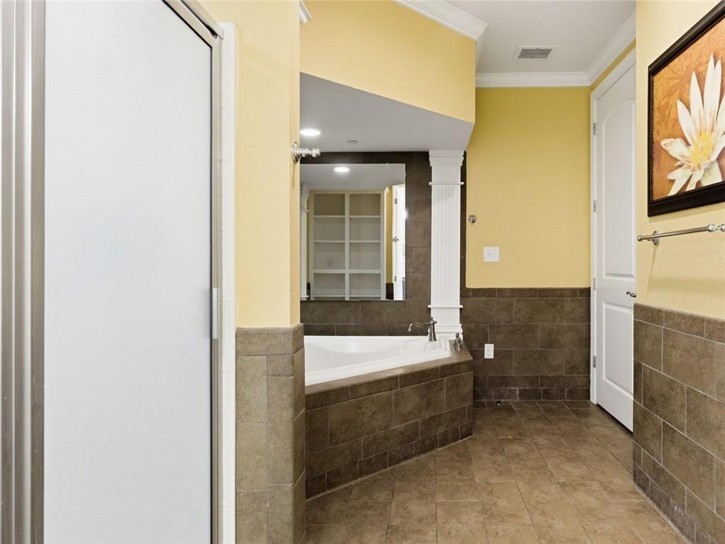 150 Apple Seed Court, Unit 131 Clarkesville, GA 30523 - Photo 13 of 40 a bathroom with a bathtub and a sink