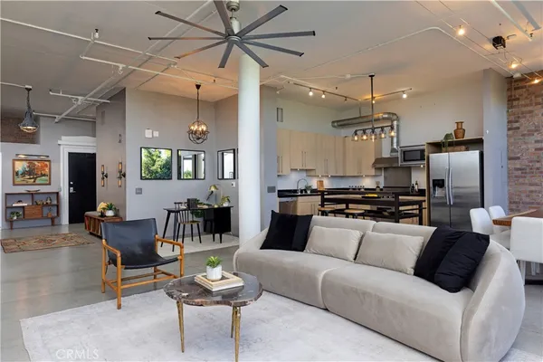 $638,500 | 835 Locust Avenue, Unit 421, Long Beach, CA 90813