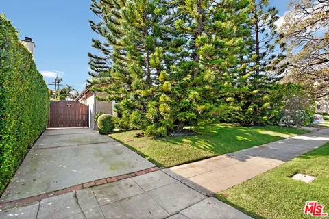 a view of a backyard