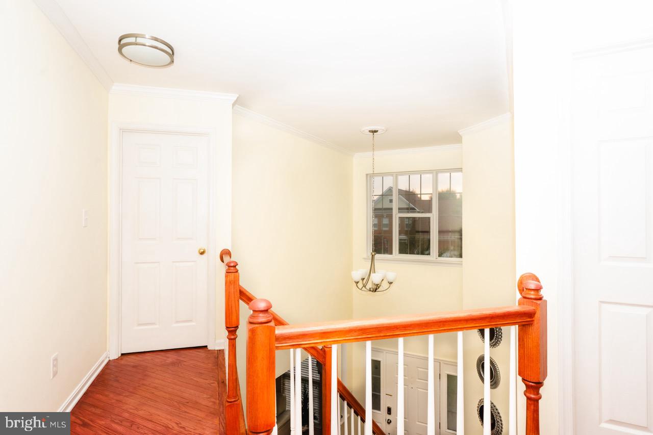 18278 Maple Spring Court Leesburg, VA 20176 - Photo 21 of 35 Bright and inviting stairway view.