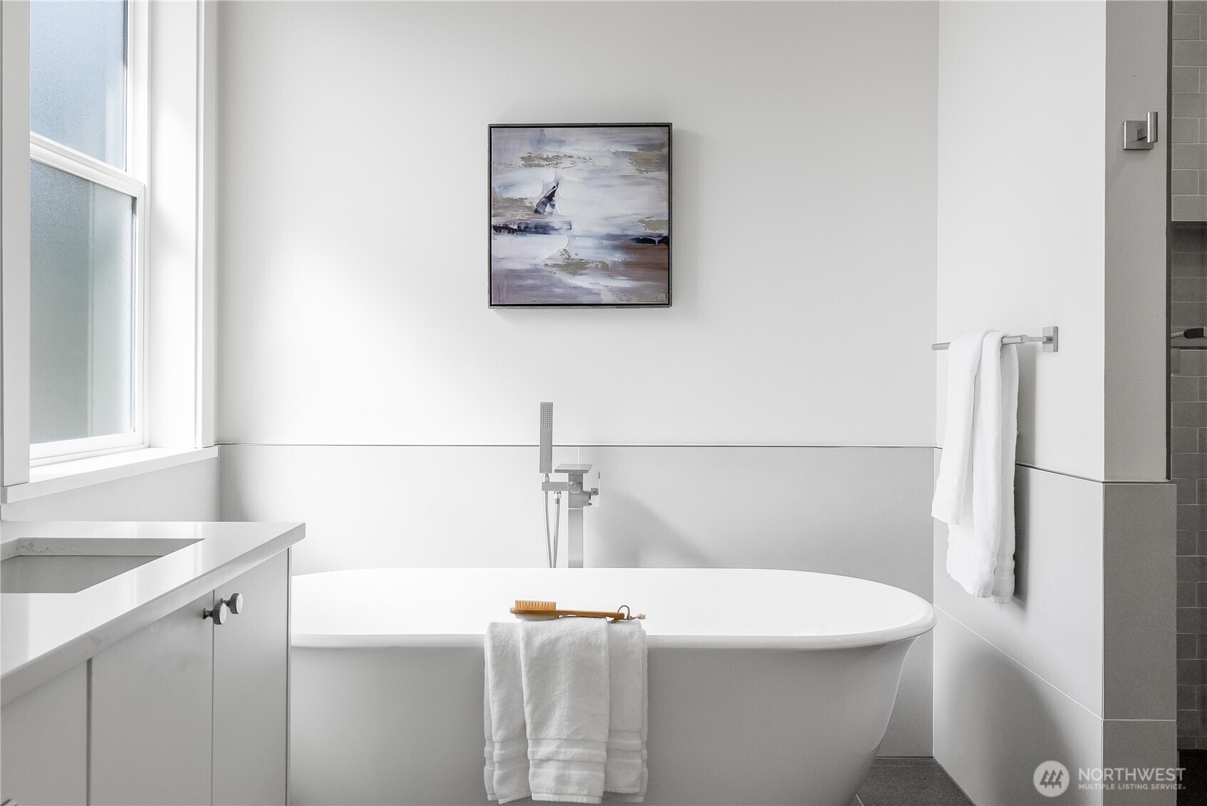 130 Sable Drive Everson, WA 98247 - Photo 22 of 40 a bathroom with a sink and a bathtub