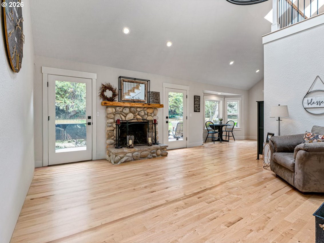 35464 South Dickey Prairie Road Molalla, OR 97038 - Photo 15 of 25 Staircase