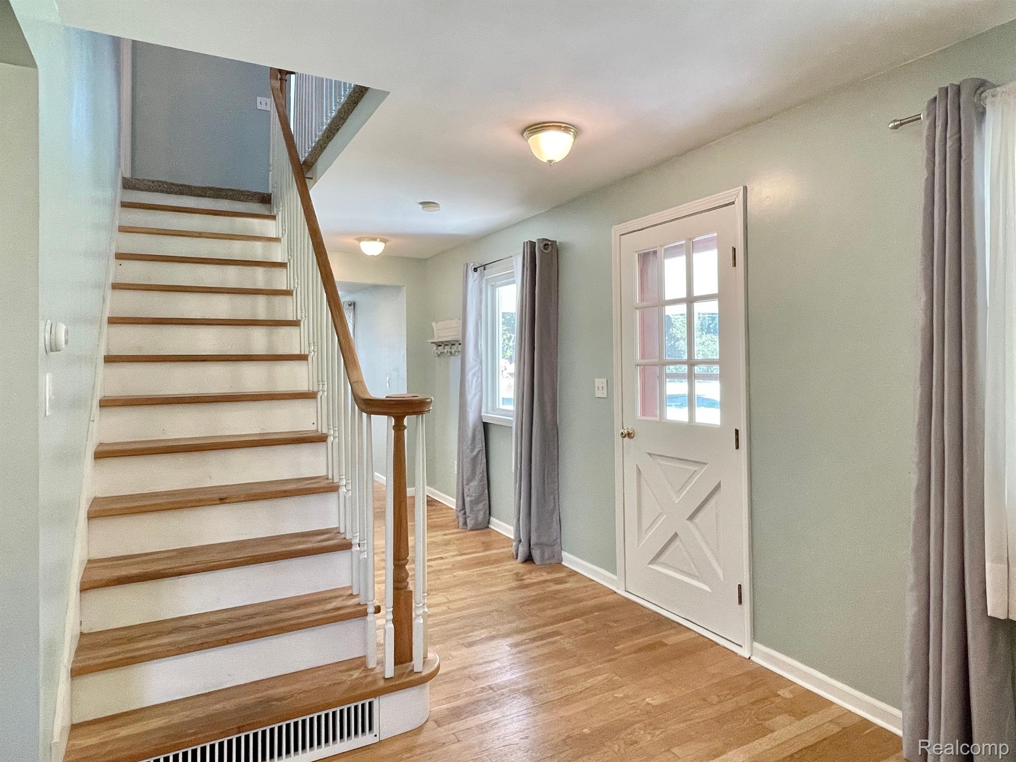 2807 Gravel Ridge Drive Rochester, MI 48307 - Photo 15 of 45 Solid oak staircase