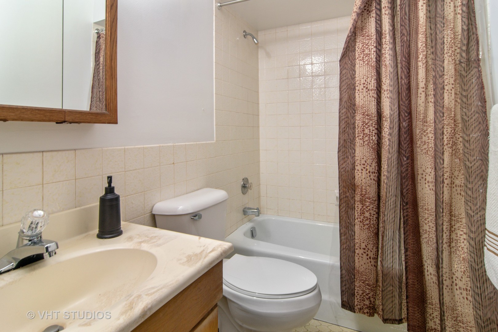475 Shenstone Road, Unit 102 Riverside, IL 60546 - Photo 8 of 15 a bathroom with a sink toilet and shower