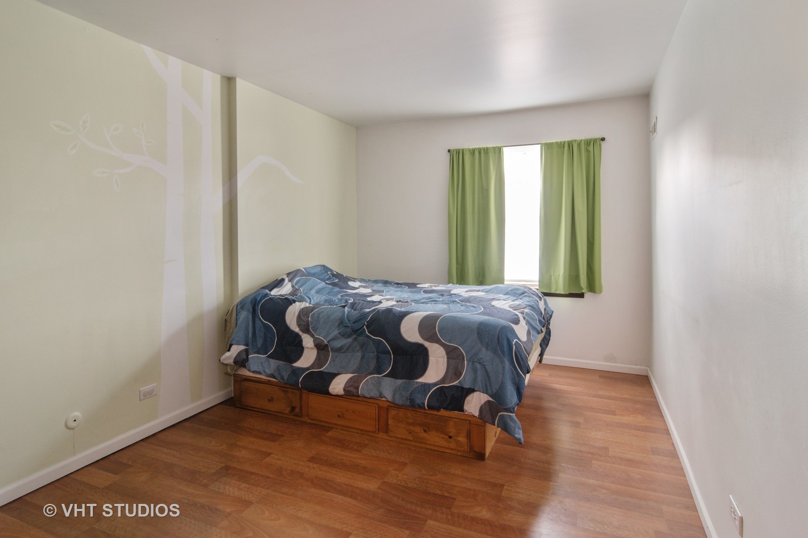 475 Shenstone Road, Unit 102 Riverside, IL 60546 - Photo 9 of 15 a bedroom with a bed and window