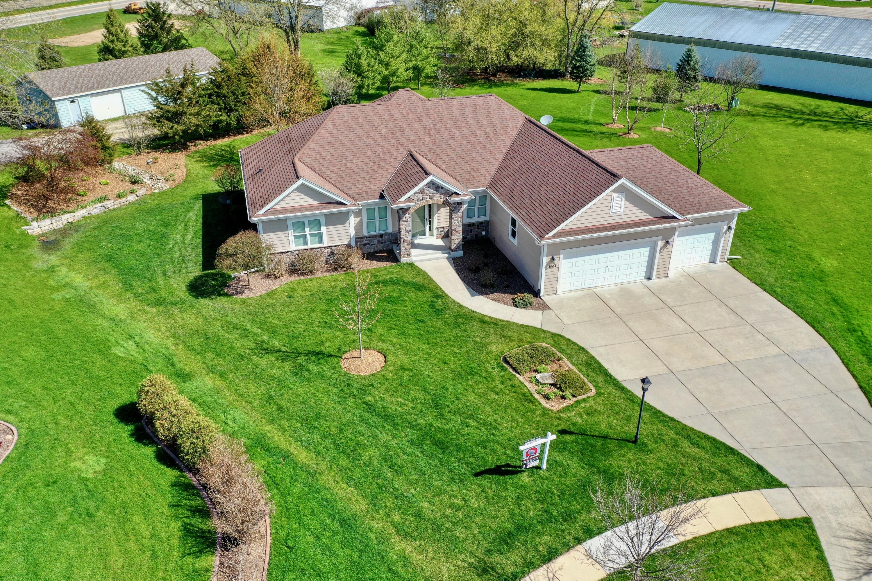 1404 Whitetail Run Mukwonago, WI 53149 - Photo 2 of 52 Drone
