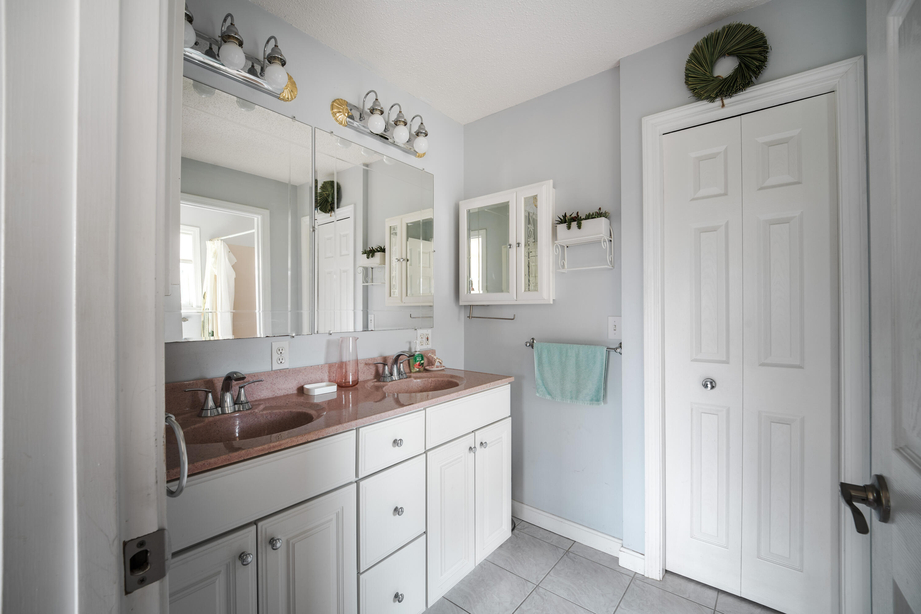 818 Forest Avenue Orono, ME 04473 - Photo 24 of 80 Primary bathroom