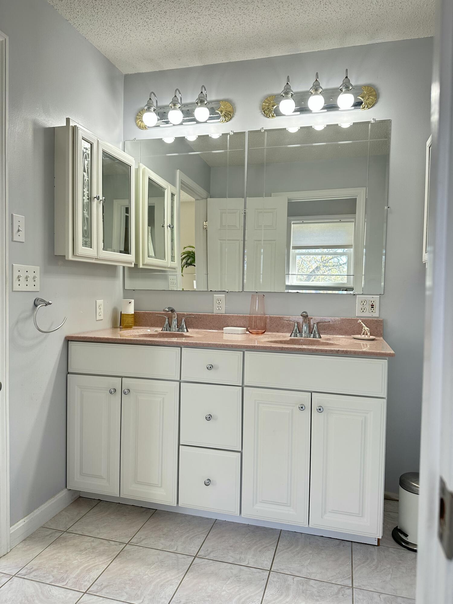 818 Forest Avenue Orono, ME 04473 - Photo 25 of 80 Primary bathroom