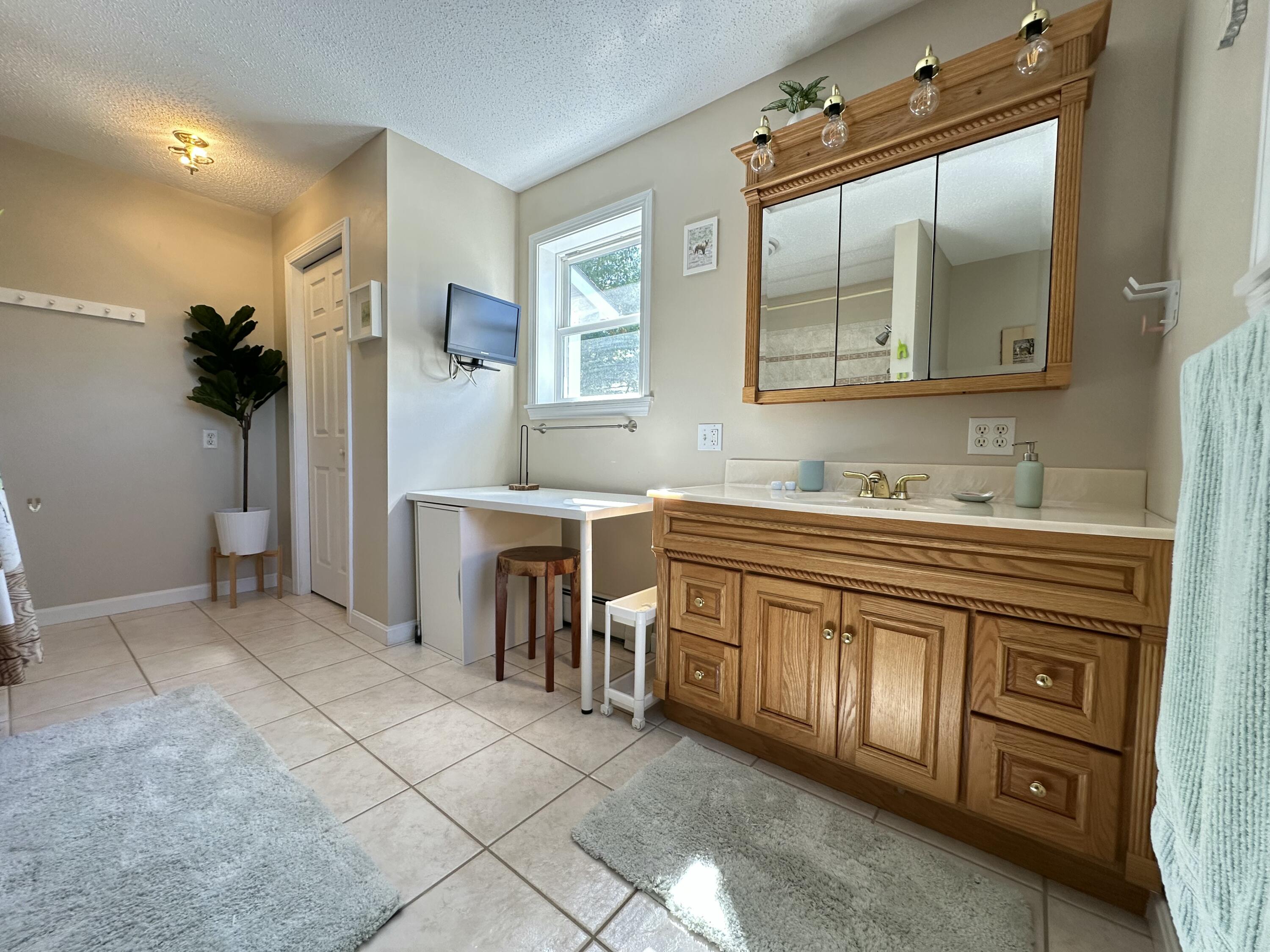 818 Forest Avenue Orono, ME 04473 - Photo 47 of 80 2nd floor bathroom