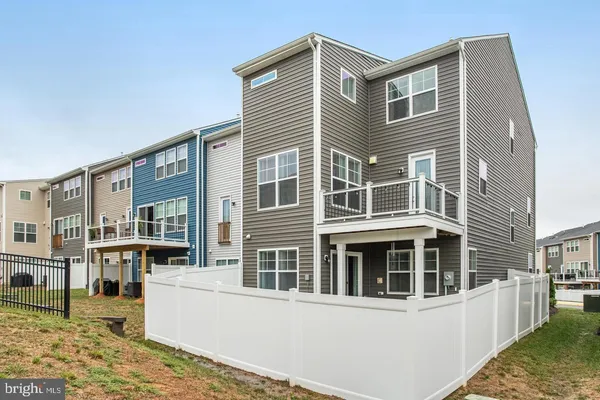 $549,900 | 18281 Summit Pointe Drive, Triangle, VA 22172