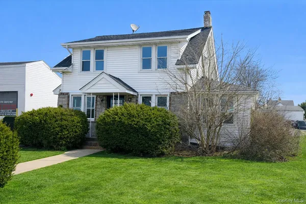 $4,200 | 31 North Lewis Place, Rockville Centre, NY 11570