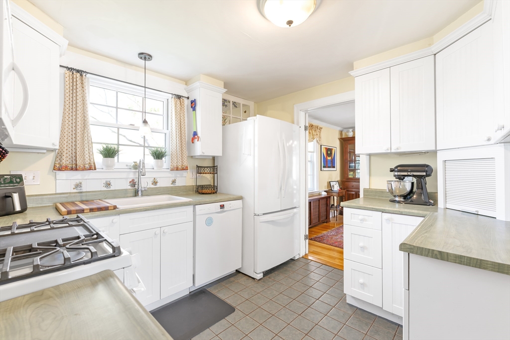 98 Cherry Street Newton, MA 02465 - Photo 8 of 24