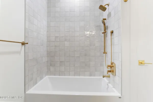 $4,975 | 100 East Putnam Avenue, Unit 210, Cos Cob, CT 06807