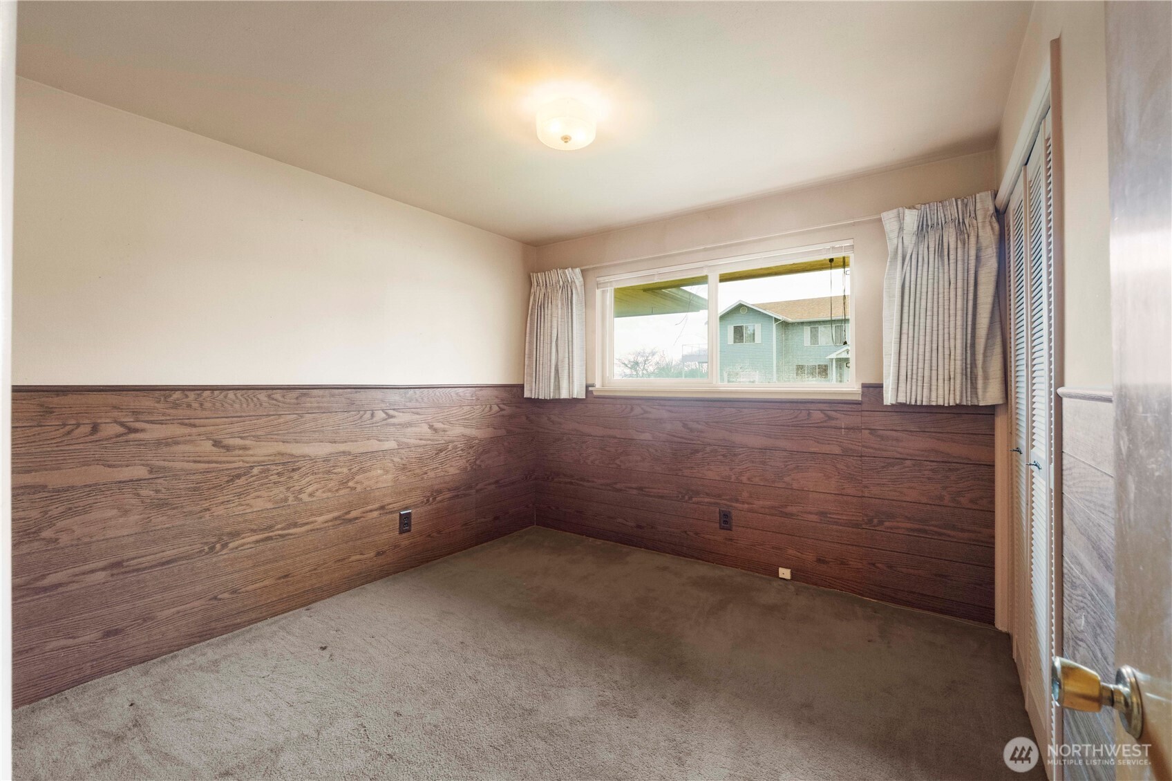 10702 39th Avenue Southwest Seattle, WA 98146 - Photo 14 of 40 an empty room with a window