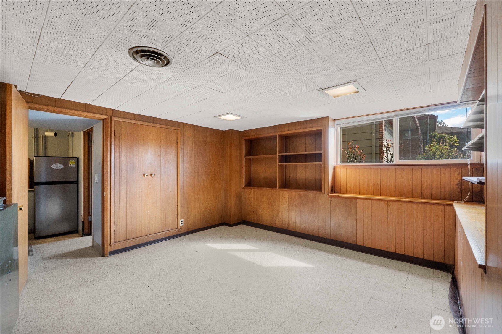 10702 39th Avenue Southwest Seattle, WA 98146 - Photo 23 of 40 an empty room with furniture and window