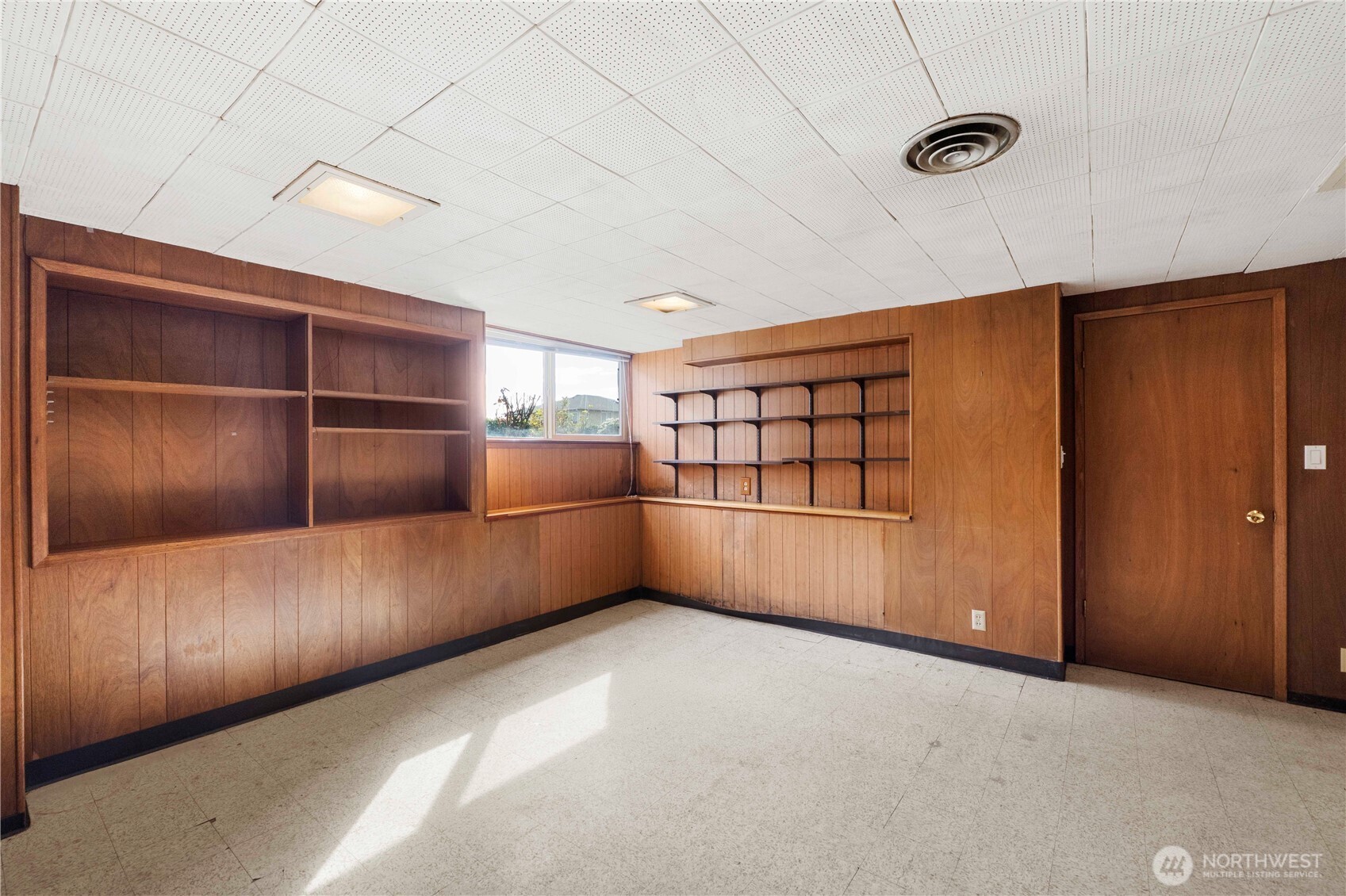 10702 39th Avenue Southwest Seattle, WA 98146 - Photo 24 of 40 a view of empty room
