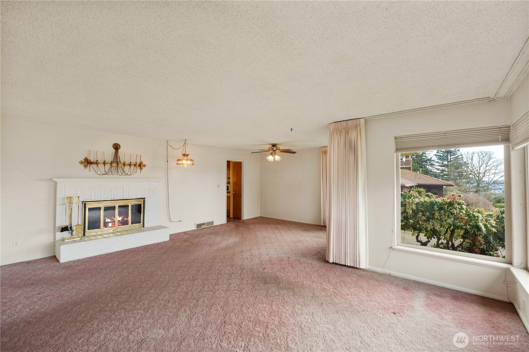 10702 39th Avenue Southwest Seattle, WA 98146 - Photo 5 of 40 a view of a livingroom with an empty space and a fireplace