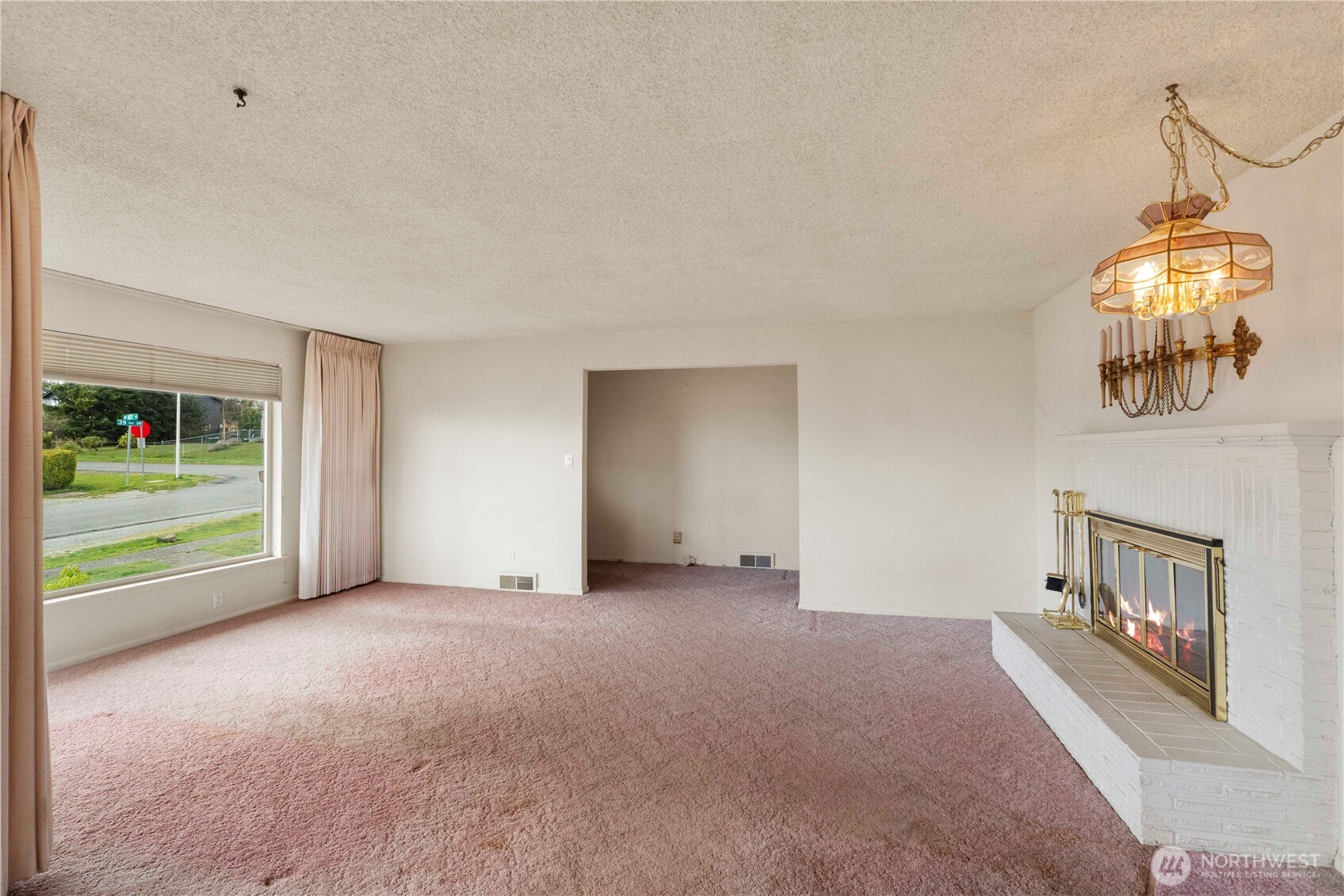 10702 39th Avenue Southwest Seattle, WA 98146 - Photo 7 of 40 a view of a livingroom with an empty space and a fireplace