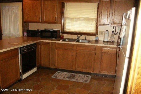499 Saunders Drive Bushkill, PA 18324 - Photo 13 of 23 kitchen