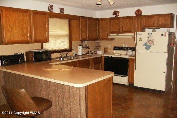 499 Saunders Drive Bushkill, PA 18324 - Photo 14 of 23 kitchen view 2