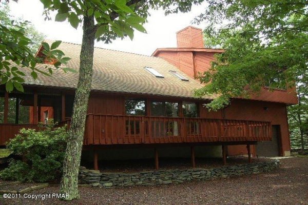 499 Saunders Drive Bushkill, PA 18324 - Photo 2 of 23 front of home