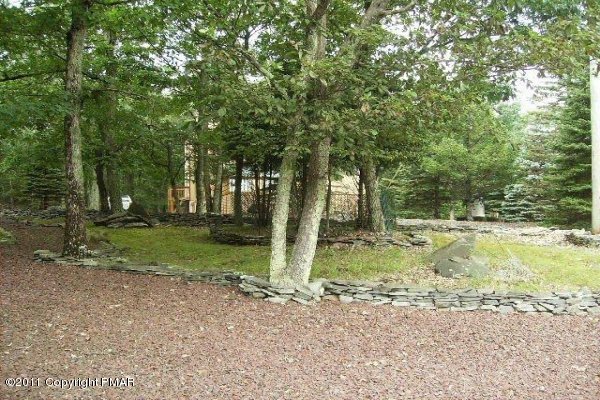499 Saunders Drive Bushkill, PA 18324 - Photo 5 of 23 side property