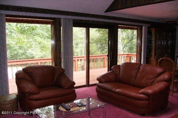 499 Saunders Drive Bushkill, PA 18324 - Photo 9 of 23 living room