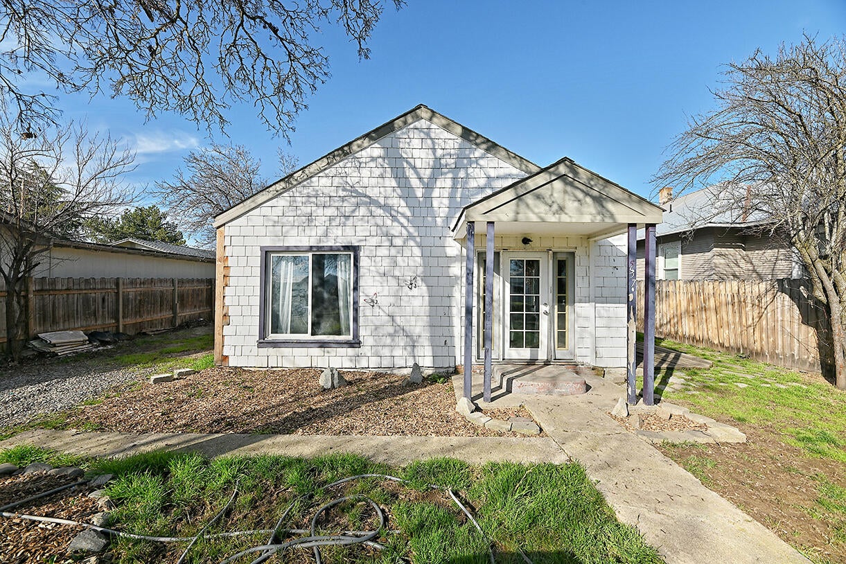 537 Laurel Street Central Point, OR 97502 - Photo 1 of 27 DSC_8538