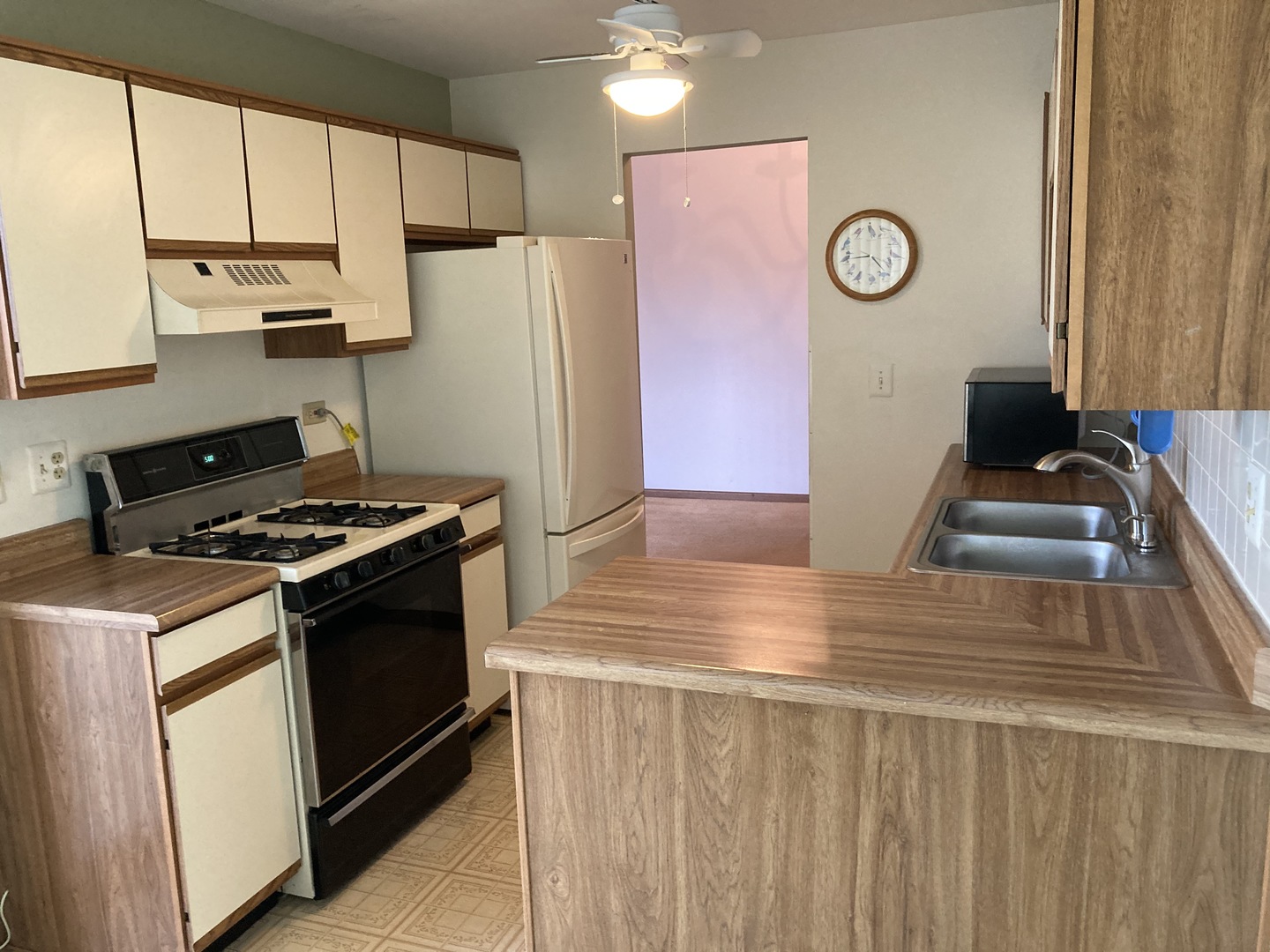 2458 Charleston Drive, Unit 6 Schaumburg, IL 60193 - Photo 4 of 7