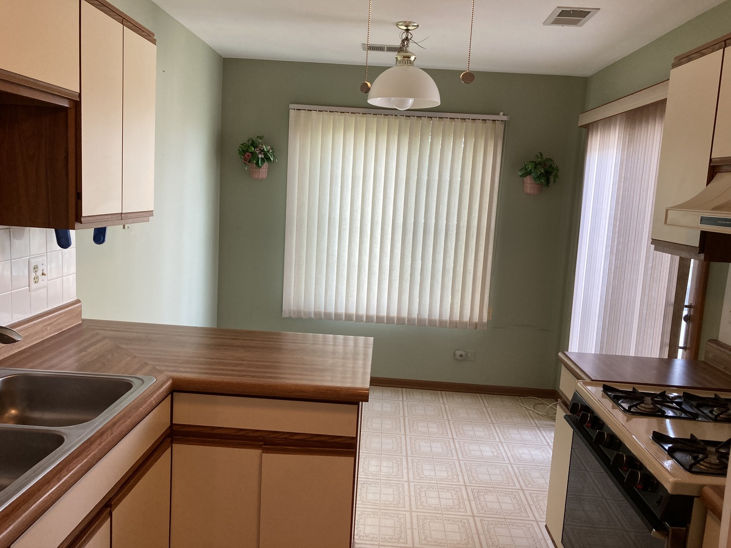 2458 Charleston Drive, Unit 6 Schaumburg, IL 60193 - Photo 5 of 7