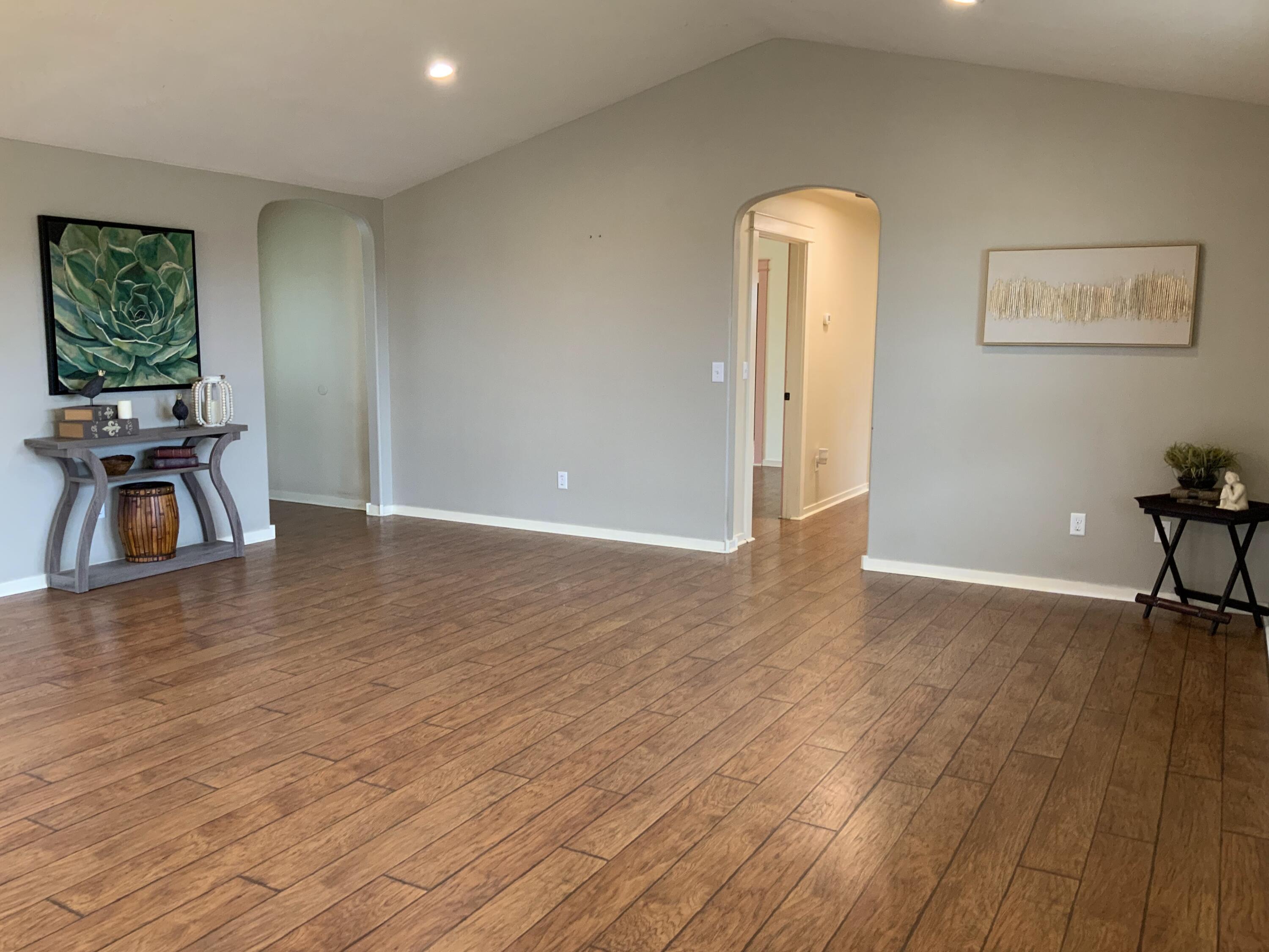 575 Barton Road Eagle Point, OR 97524 - Photo 3 of 26 Living Room