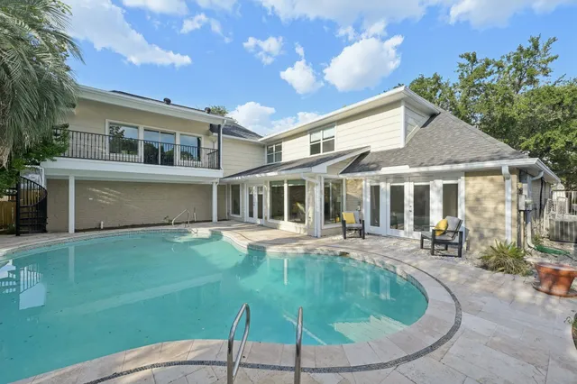 $895,000 | 1302 Riverview Circle, Houston, TX 77077