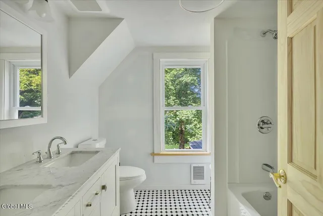 $689,000 | 18 Gaffney Lane, Kinderhook, NY 12106