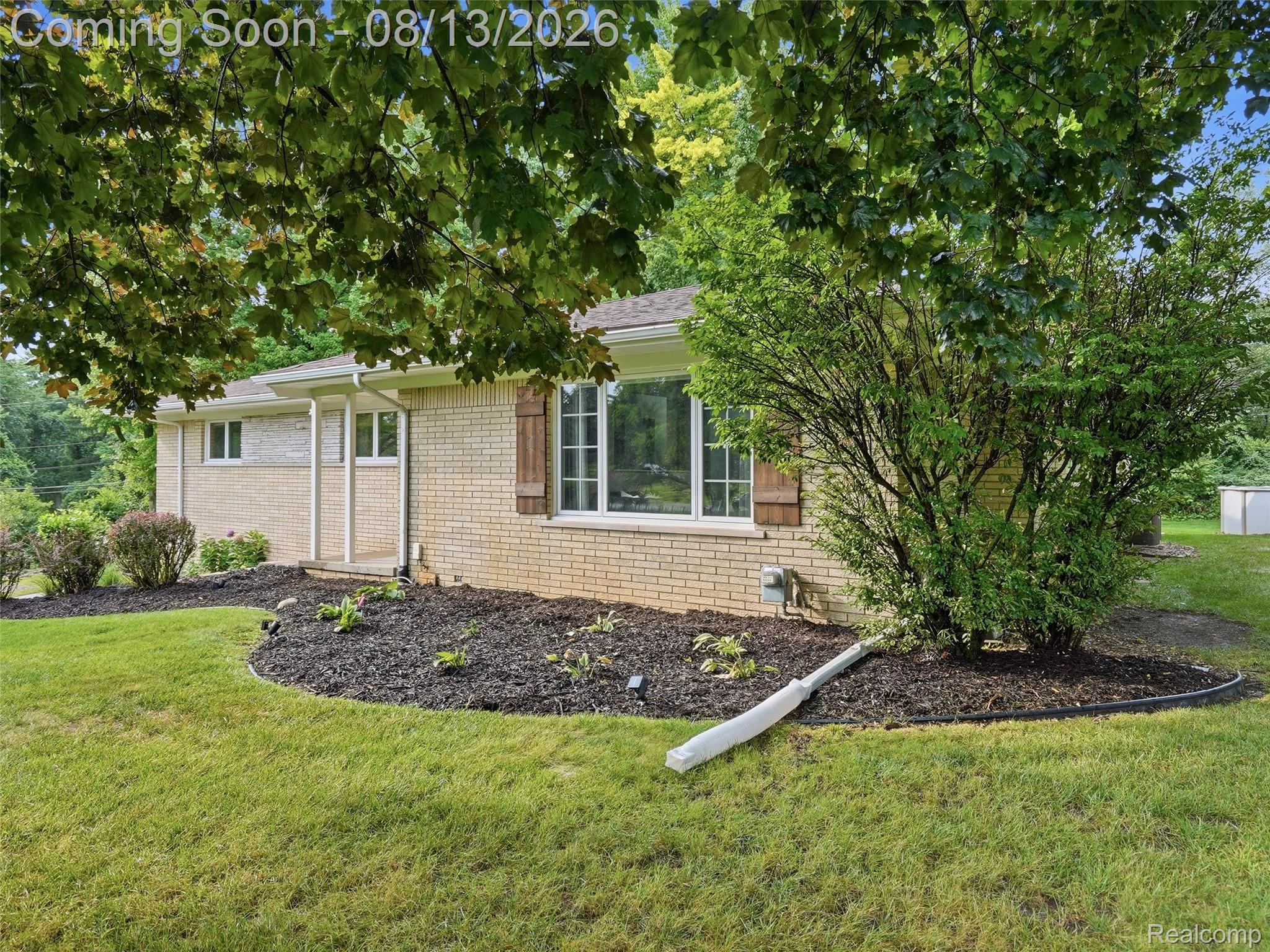 197 Perrydale Street Rochester, MI 48306 - Photo 4 of 50 Updated landscaping