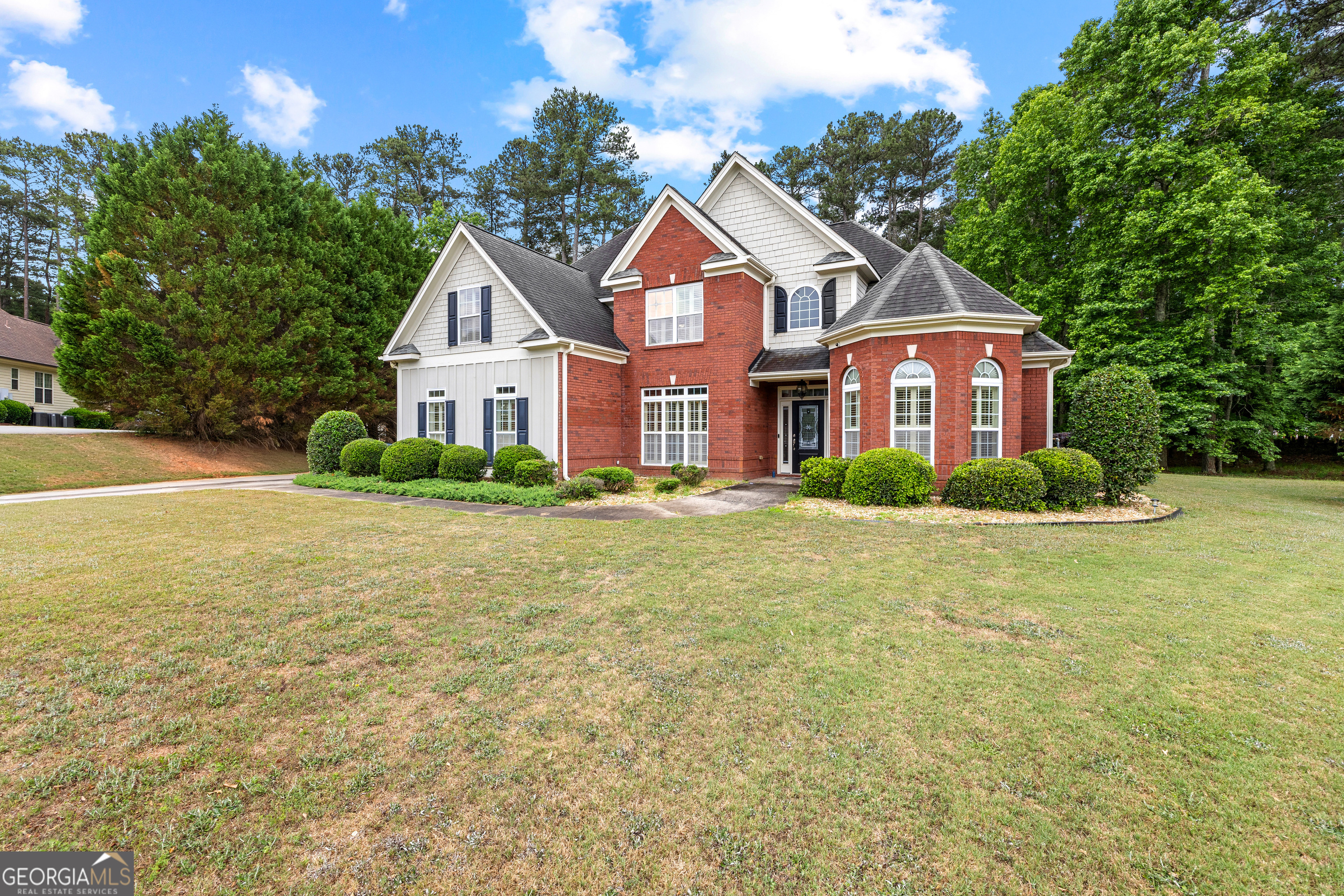 120 Shankhill Ridge Tyrone, GA 30290 - Photo 3 of 54 a front view of a house with a garden