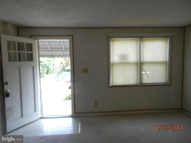 750 Old Riverside Road Baltimore, MD 21225 - Photo 4 of 14 Living Room