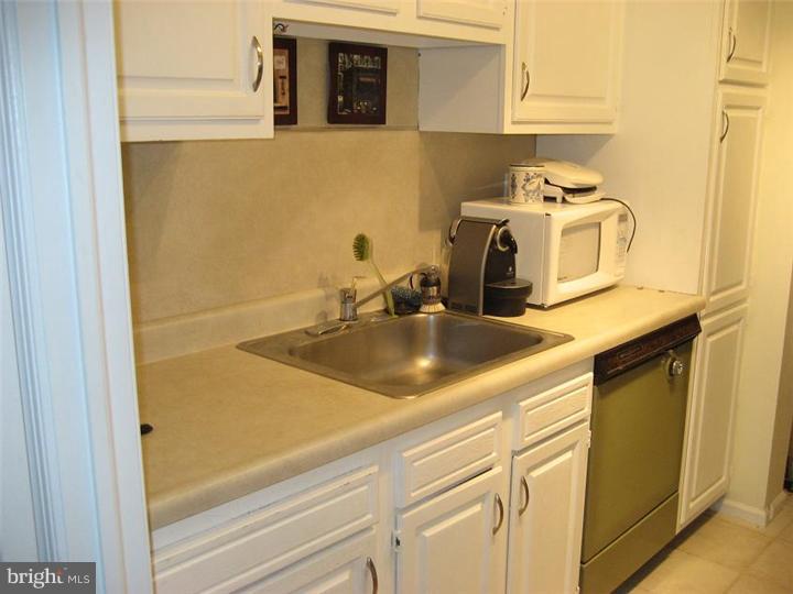 102 Llanfair Road, Unit 21 Ardmore, PA 19003 - Photo 8 of 14 Kitchen