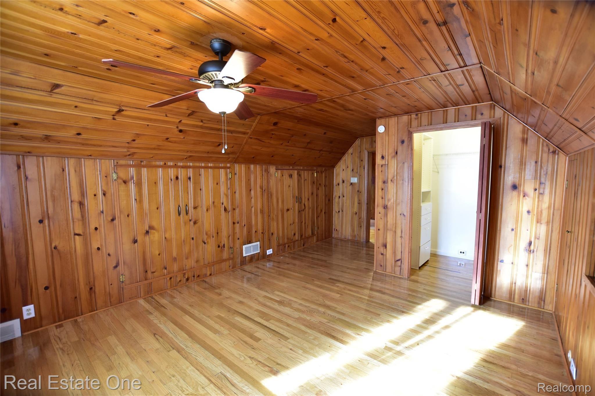 313 Elizabeth Lake Road Pontiac, MI 48341 - Photo 28 of 31 Bedroom #2 w/walk-in closet