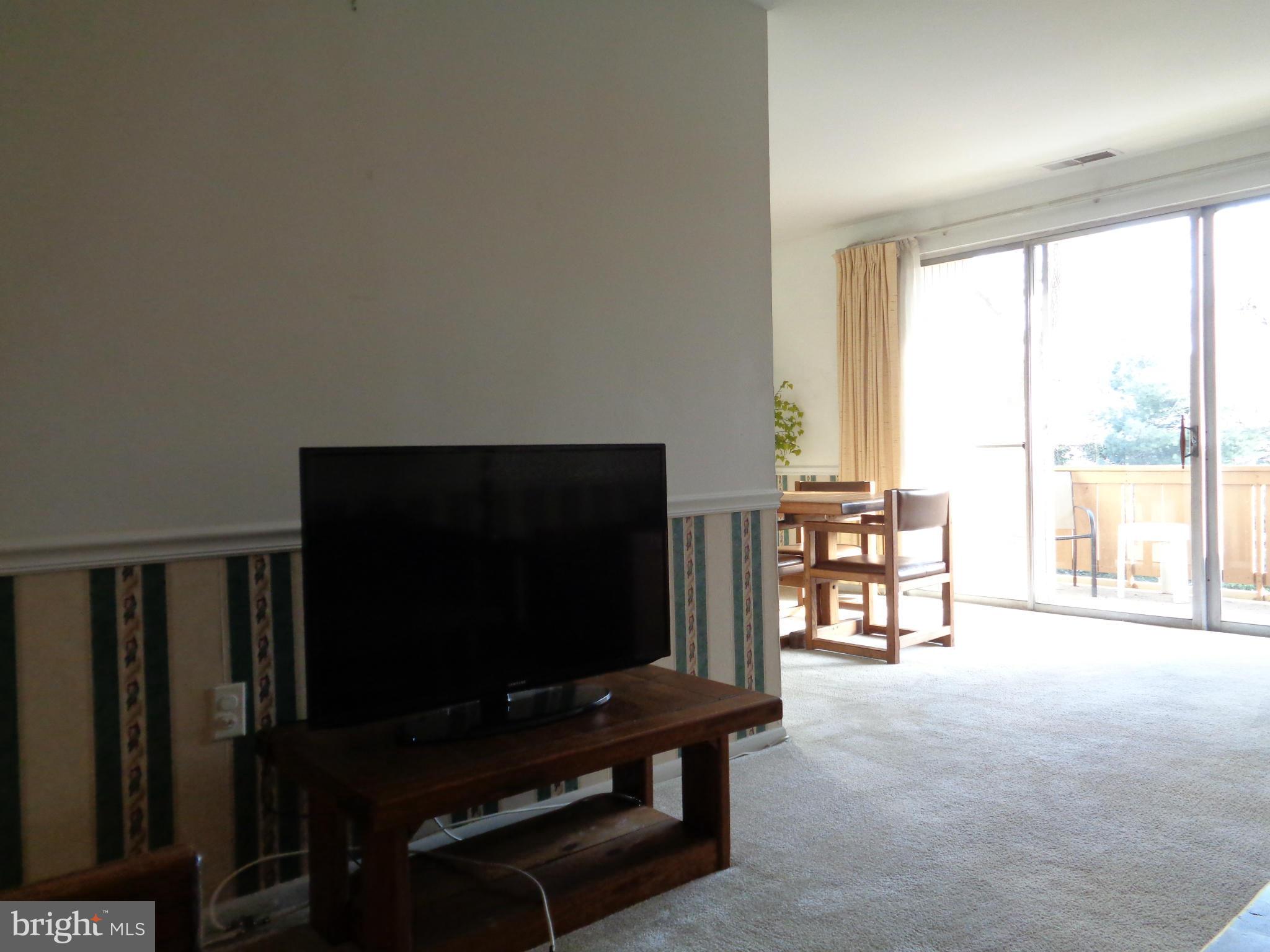 7 Hamill Road, Unit 7D Baltimore, MD 21210 - Photo 4 of 22 Living Room