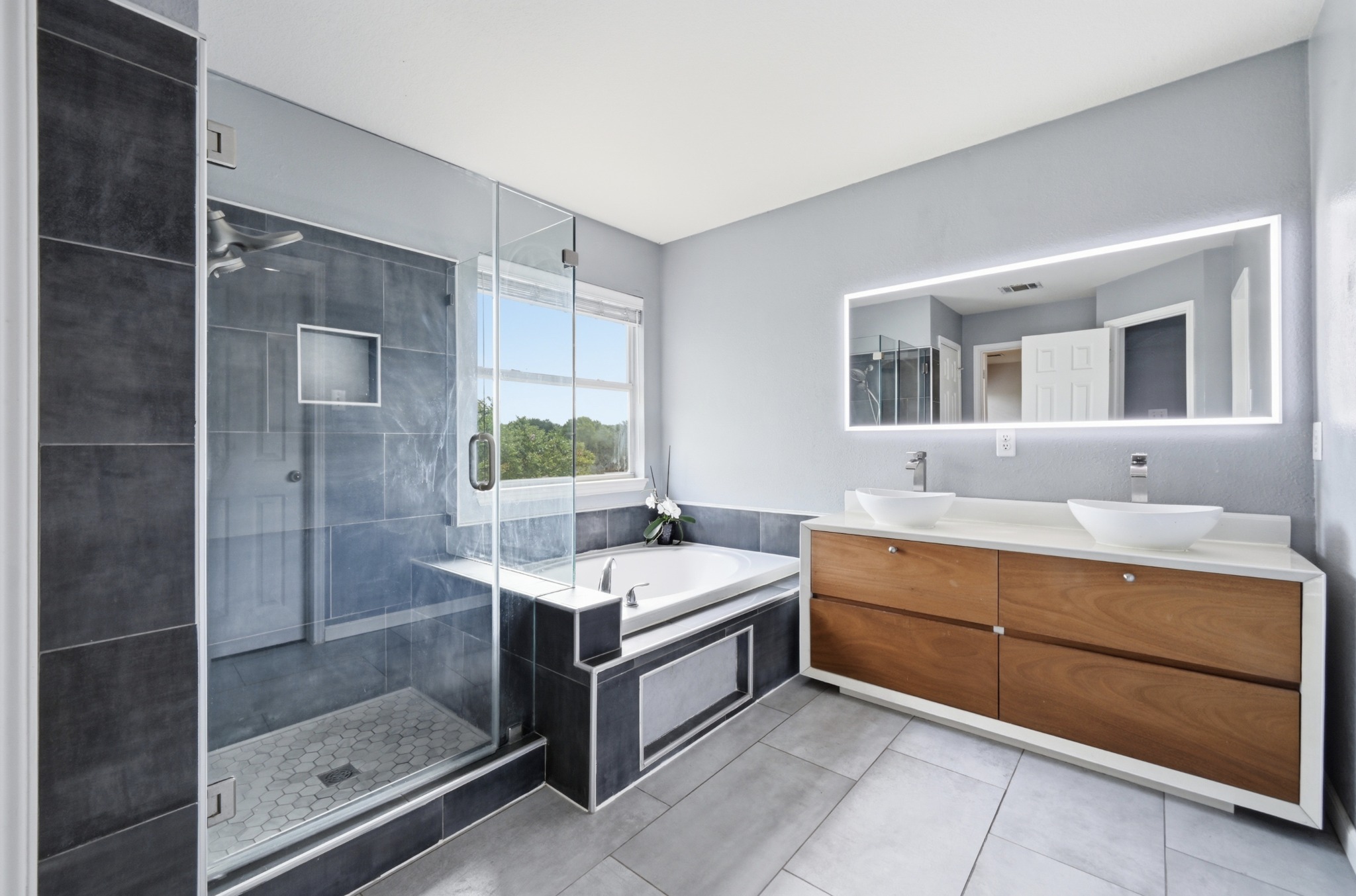 2700 Cradlerock Terrace Austin, TX 78748 - Photo 20 of 29 a bathroom with a tub sink shower and mirror