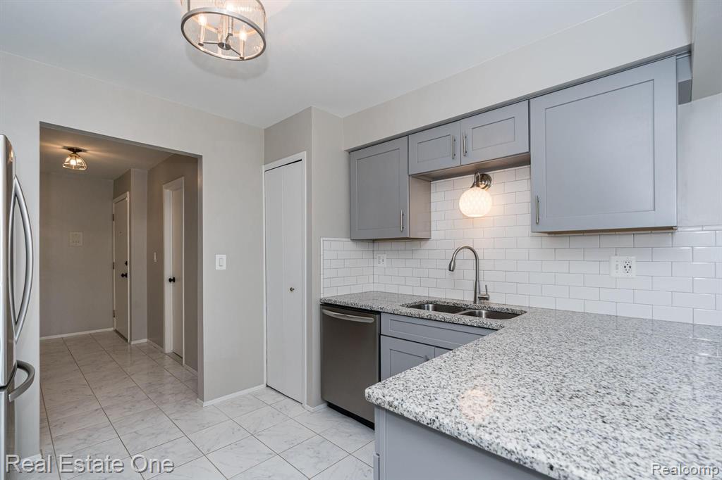 1677 Riverside Drive, Unit 16 Rochester Hills, MI 48309 - Photo 3 of 31