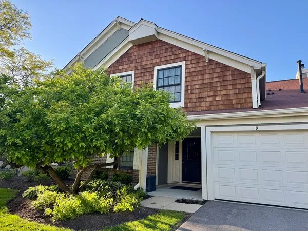 $325,000 | 1901 Gresham Circle, Unit A, Wheaton, IL 60189